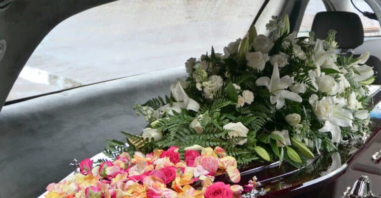 Kuinka vainajan kuljetus järjestetään Hautaustoimisto Helsinki Armas Borg Oy