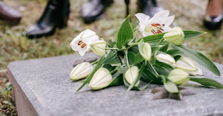 Oikeat kukat hautajaisiin, miten vaihtoehtoja on ja miten valitaan Kysy hautaustoimisto Armas Borg